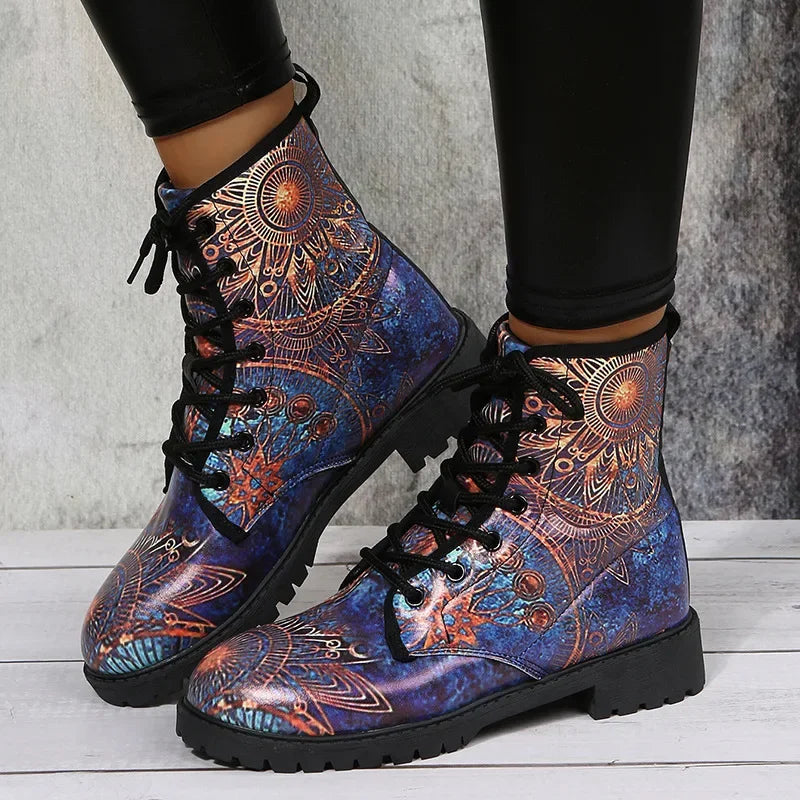 Gisilberhta® - Damen Stiefel im British Style mit Totenkopf- und Blumen-Print